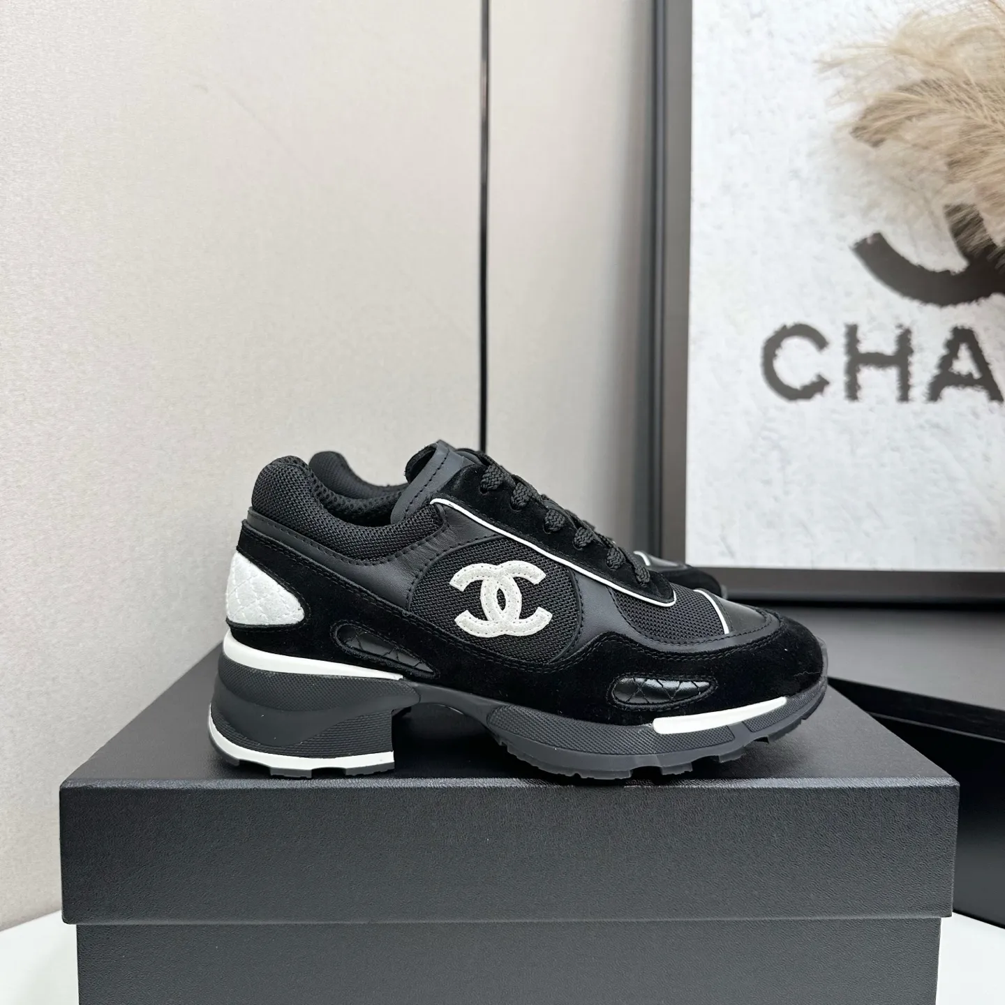 👟👟Ex-factory price 640👟👟Chanel Panda Shoes! 2025 counter's top casual sports shoes. This classic design; the upper is electro-embroidered with a variety of techniques; the outsole is fashionable and sporty; the unusual inclusion of a variety of color matching elements... The diversified mix and match is very good-looking and versatile, and can be used for leisure, fashion, sports, and outdoor... ꫛꫀꪝ Go➫ Materials: ❶Upper made of: original imported first-layer silk cowhide + original waterproof cloth + original first-layer cowhide ❷Inner lining: Original Yangli+wang ❸ Outsole based on: Original TPU combination outsole Counter boutique packaging complete set for women 35–41
